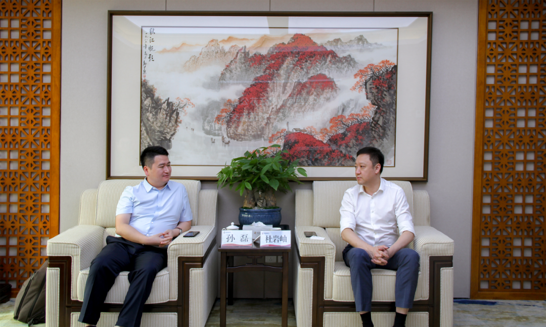 西安投資控股黨委書記、董事長(zhǎng)杜巖岫會(huì)見西南證券江蘇分公司副總經(jīng)理一行