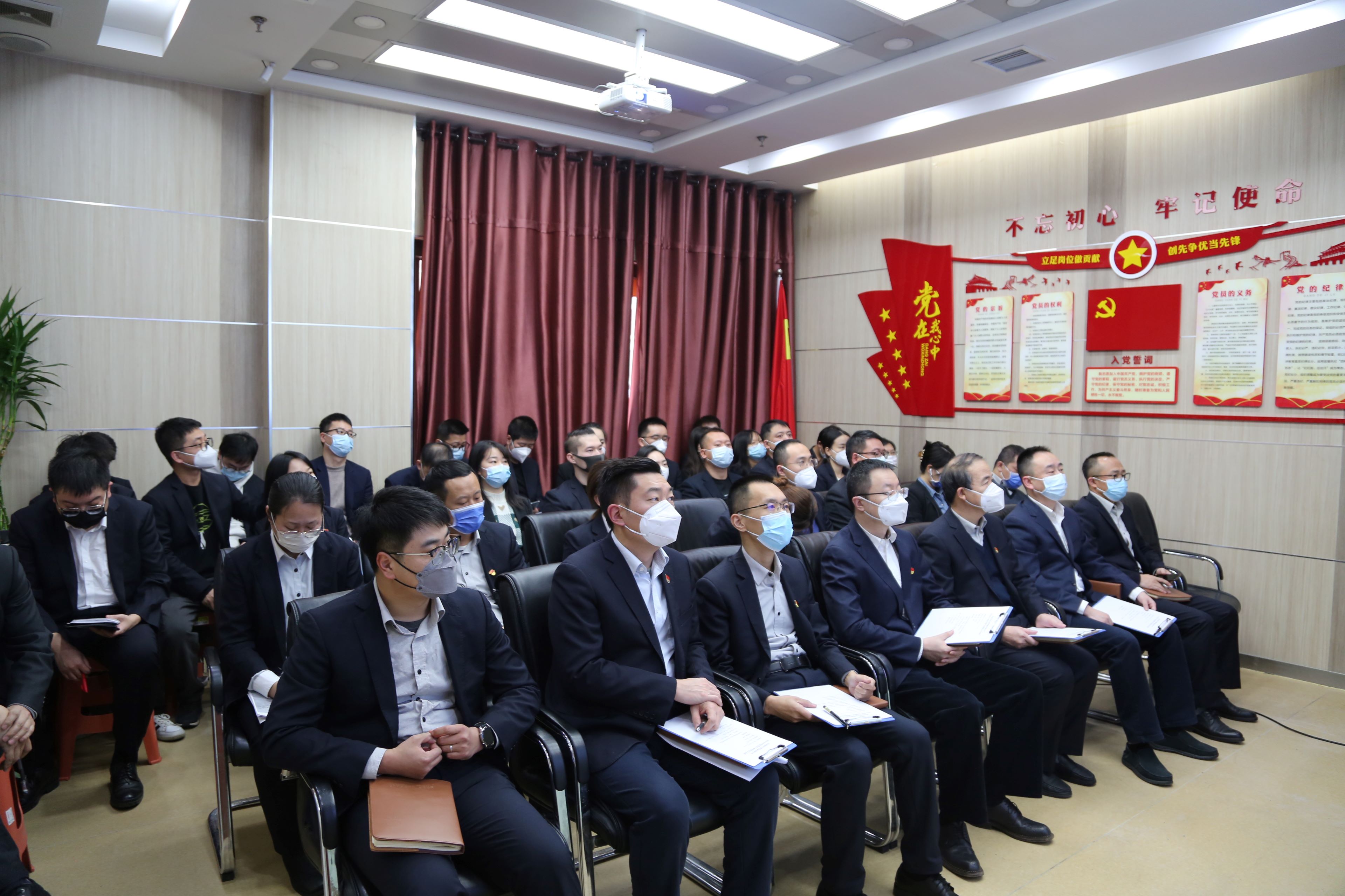 聚力創(chuàng)佳績 實(shí)干謀新篇  國信小貸召開2022年度中高層干部述職大會